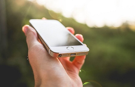 Mà agafant un telèfon