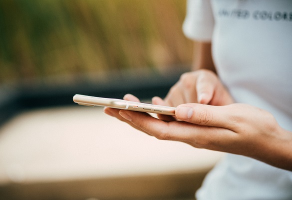 Persona amb telèfon a la mà